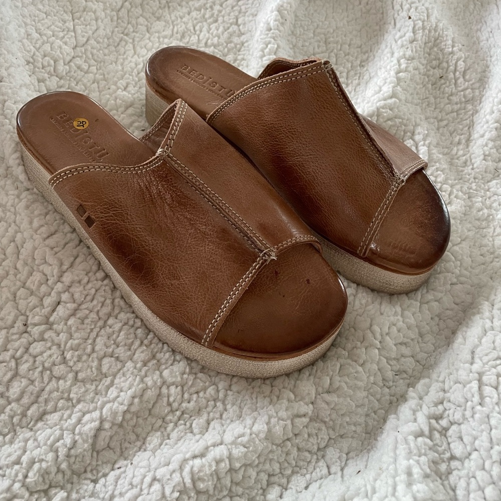 Fairlee II Bed Stu Tan sz 8